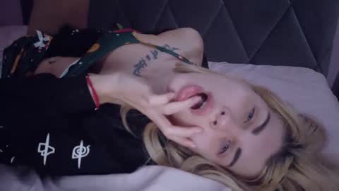 Snapshot of mia_angel chatting on 11.04.25 mia_angel online show from 11.04.25