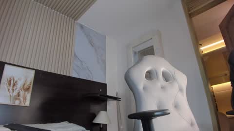 Mia online show from 02.04.25