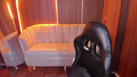 mia_collins_b online show from 12.21.25