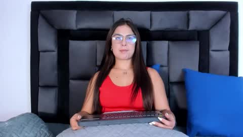 Snapshot of mia_fox3 chatting on 09.18.25 mia fox online show from 09.18.25