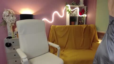 Mia online show from 12.14.24