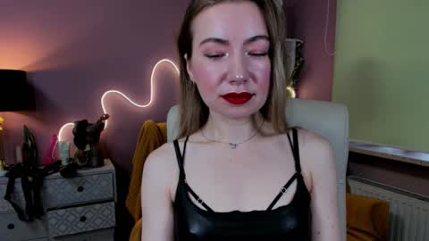 Snapshot of mia_luxx92 chatting on 09.25.25 Mia online show from 09.25.25