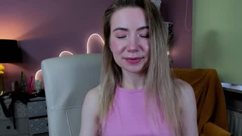 Snapshot of mia_luxx92 chatting on 09.28.25 Mia online show from 09.28.25