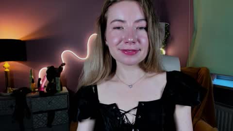 Snapshot of mia_luxx92 chatting on 10.19.25 Mia online show from 10.19.25