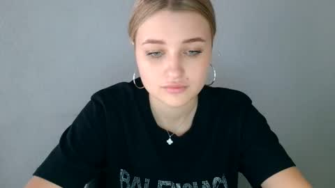 Mia online show from 09.14.25