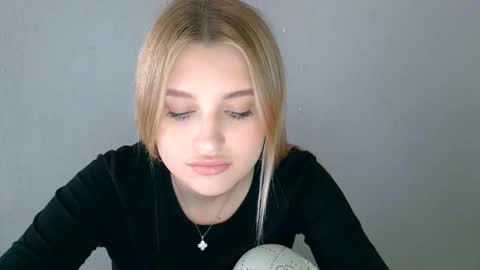 Mia online show from 09.15.25