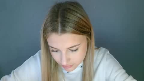 Mia online show from 09.26.25