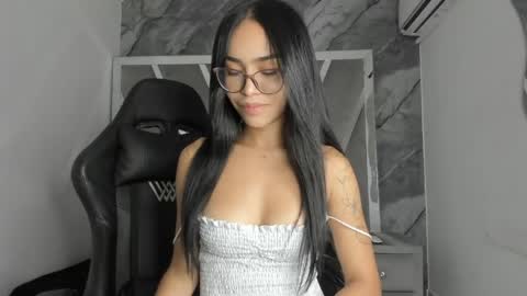 Snapshot of mia_petiteht chatting on 05.21.26 mia_petiteht online show from 05.21.26