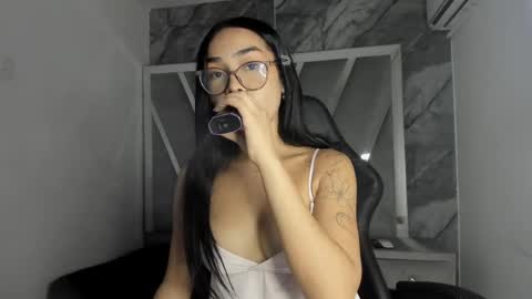 Snapshot of mia_petiteht chatting on 05.27.26 mia_petiteht online show from 05.27.26