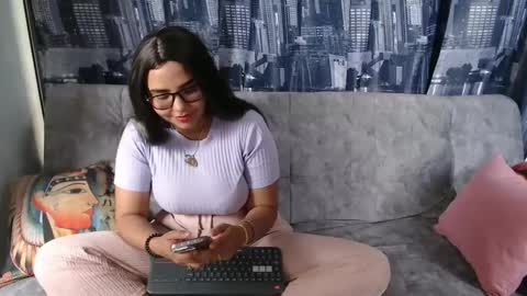 Mia  online show from 01.24.25