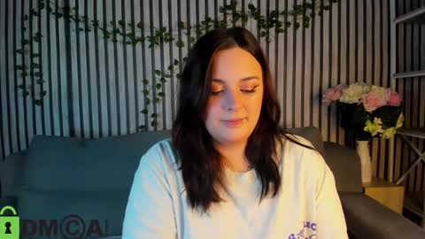 Snapshot of mia_r0ss chatting on 10.27.25 Mia online show from 10.27.25