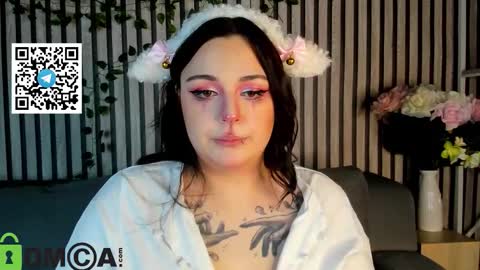 Snapshot of mia_r0ss chatting on 10.31.25 Mia online show from 10.31.25