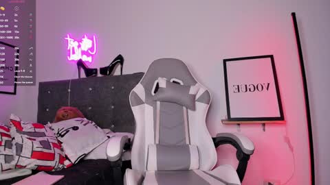 Snapshot of mia_ravenn chatting on 02.26.25 Mia online show from 02.26.25