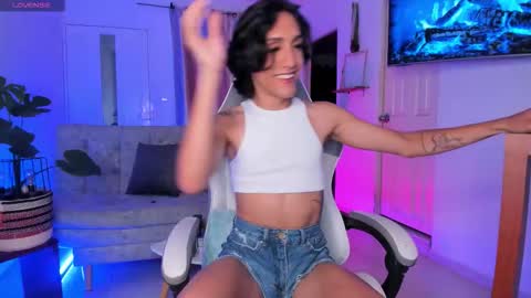 Snapshot of mia_ravenn chatting on 11.06.25 Mia online show from 11.06.25