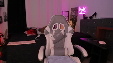 Snapshot of mia_ravenn chatting on 04.14.26 Mia online show from 04.14.26