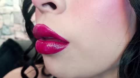 Mia online show from 11.21.25