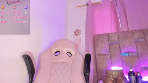 Snapshot of mia_royal chatting on 05.18.26 mia_royal online show from 05.18.26