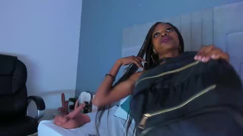 Snapshot of mia_smith_x chatting on 10.18.25 mia_smith_x online show from 10.18.25