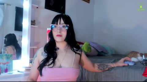 Snapshot of mia_starss chatting on 11.18.25 Mia online show from 11.18.25