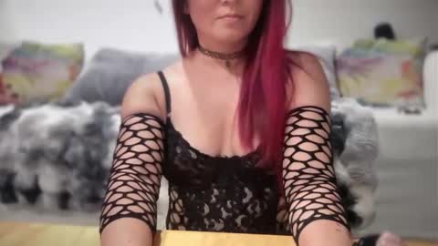 Snapshot of mia_temptress chatting on 10.25.25 Mia online show from 10.25.25