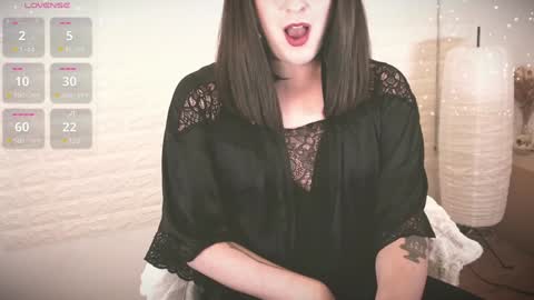 Snapshot of mia_wallase chatting on 12.28.24 mia_wallase online show from 12.28.24