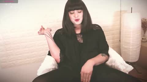 mia_wallase online show from 01.08.26