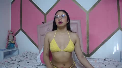 Snapshot of mia_wilsom chatting on 12.17.25 Mia online show from 12.17.25