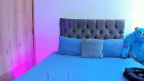 Snapshot of mia_world_ chatting on 11.04.25 online show from 11.04.25