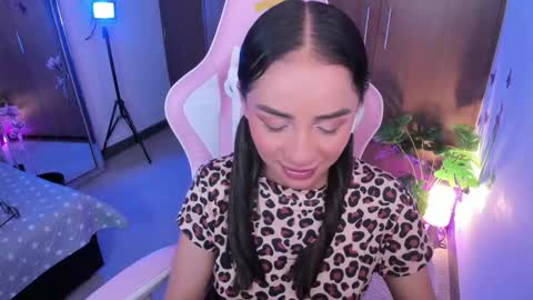 mia  nicolle online show from 11.11.25