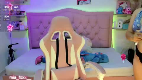 Snapshot of miaa_foxx_ chatting on 11.07.25 Mia online show from 11.07.25