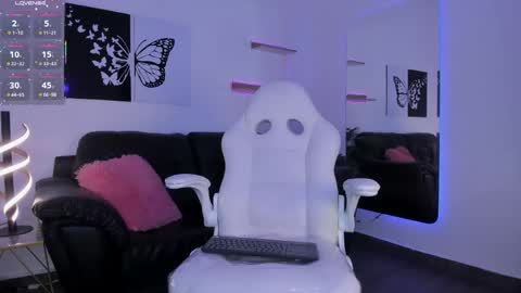 Mia online show from 04.14.26