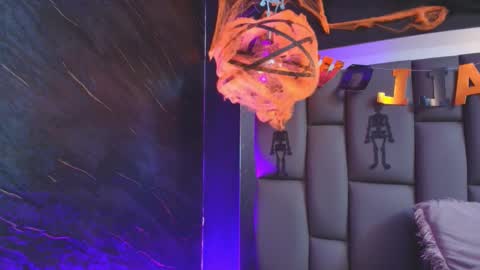 Mia online show from 10.31.25