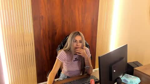 MiaCarper online show from 01.30.25