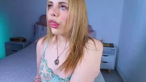 Snapshot of miacolucci_18 chatting on 11.05.25 Mary online show from 11.05.25