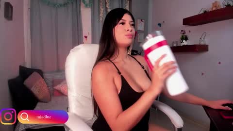 Mia online show from 10.28.25