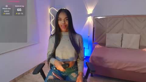 Snapshot of miagates_tay chatting on 10.03.25 Mia online show from 10.03.25