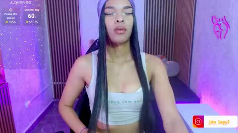 Snapshot of miagates_tay chatting on 11.05.25 Mia online show from 11.05.25