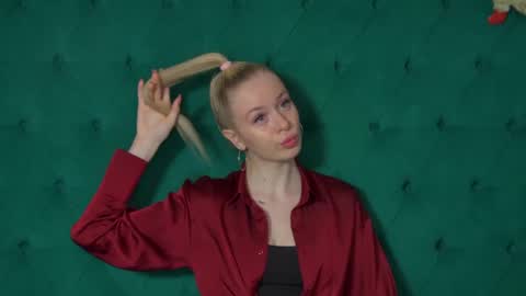 Mia online show from 12.14.25