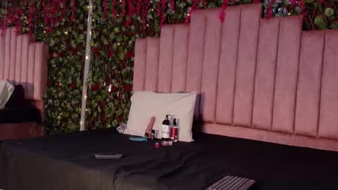 Mia online show from 12.21.25