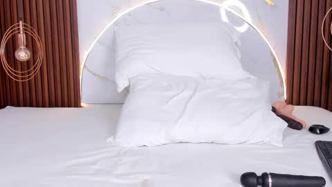 Mia  online show from 10.11.25