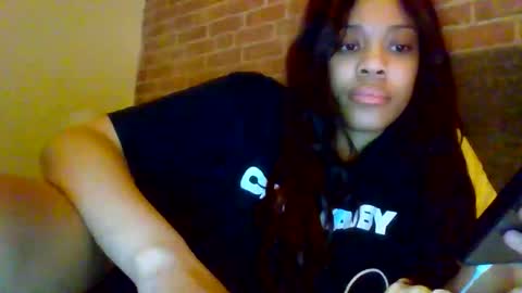 Snapshot of miamuffin8 chatting on 11.12.25 MiaMuffn online show from 11.12.25