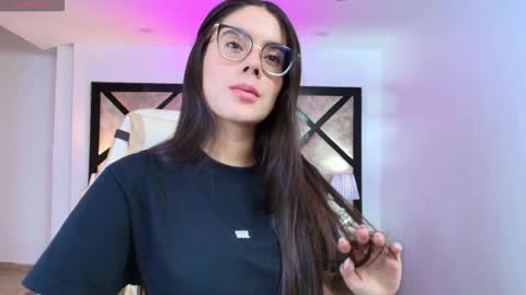 Snapshot of miasilverr chatting on 09.12.25 Mia online show from 09.12.25