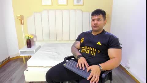 Snapshot of michael_hill1 chatting on 10.04.25 MICHAEL online show from 10.04.25