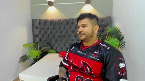 Snapshot of michael_hill1 chatting on 11.04.25 MICHAEL online show from 11.04.25