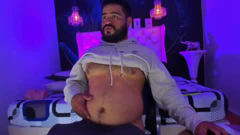 Snapshot of michaelbear_ chatting on 10.04.25 Michael online show from 10.04.25