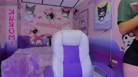 Snapshot of michell__petit_ chatting on 10.15.25 michell__petit_ online show from 10.15.25