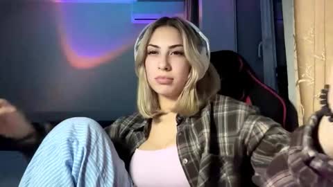 michellcrumpacker online show from 11.02.25