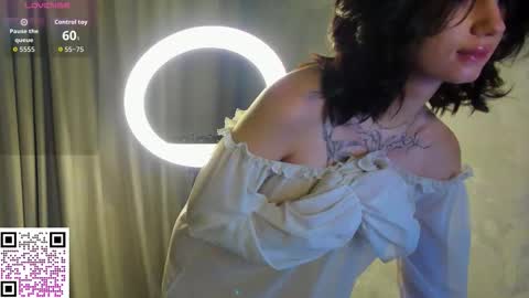 Snapshot of michelle_murray chatting on 10.29.25 ichelle online show from 10.29.25