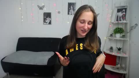 Snapshot of michellee11 chatting on 10.03.25 Michel online show from 10.03.25