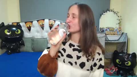 Snapshot of michellee11 chatting on 10.29.25 Michel online show from 10.29.25